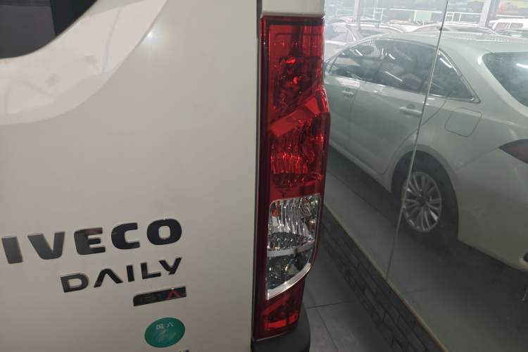 Used Iveco Eurocargo 2021 2.0T Manual Super-Rui Short Wheelbase High-Roof Side-Sliding Door F1A Right Rear Taillight