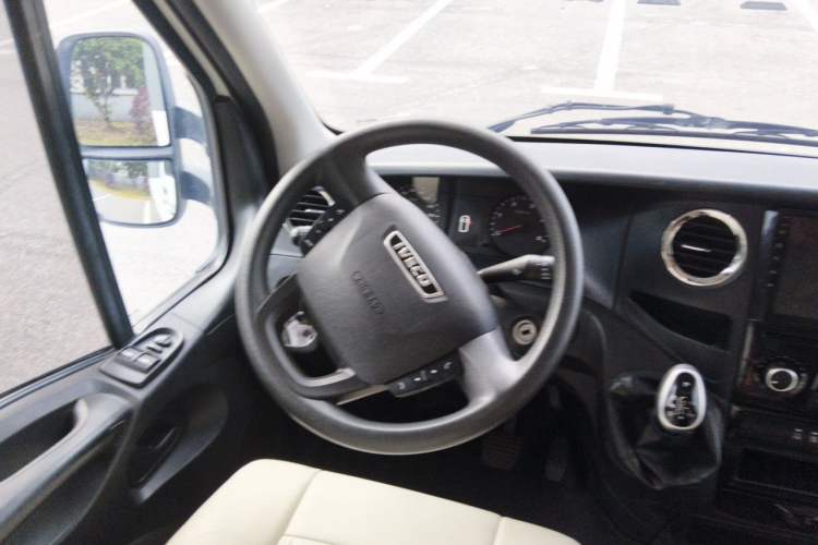 Used Iveco Eurocargo 2021 3.0T Automatic Chaorui Long-Wheelbase High-Roof Side-Sliding Door F1C (For Modification Only) Steering Wheel