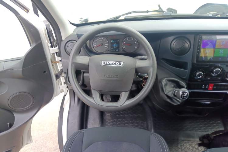 Used Iveco Eurocargo 2021 2.0T Manual Super-Rui Short Wheelbase High-Roof Side-Sliding Door F1A Steering Wheel