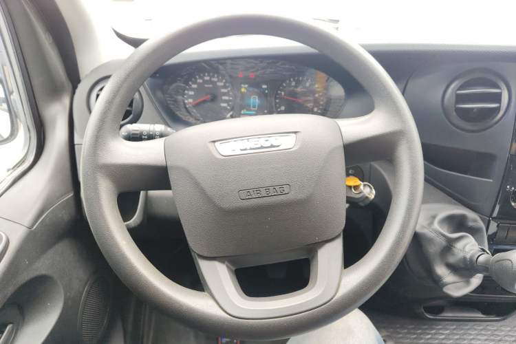 Used Iveco Eurocargo 2021 2.0T Manual Super-Rui Short Wheelbase High-Roof Side-Sliding Door F1A Steering Wheel