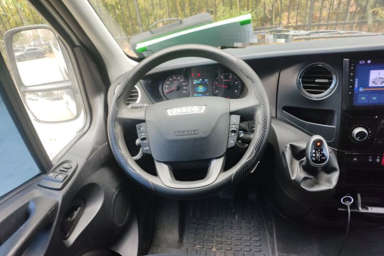 Used Iveco Eurocargo 2021 3.0T Automatic Chao Rui Short Wheelbase Low-Roof Side-Sliding Door F1C Steering Wheel