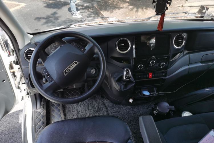 Used Iveco Eurocargo 2021 3.0T Automatic Chao Rui Short Wheelbase Low-Roof Side-Sliding Door F1C Steering Wheel