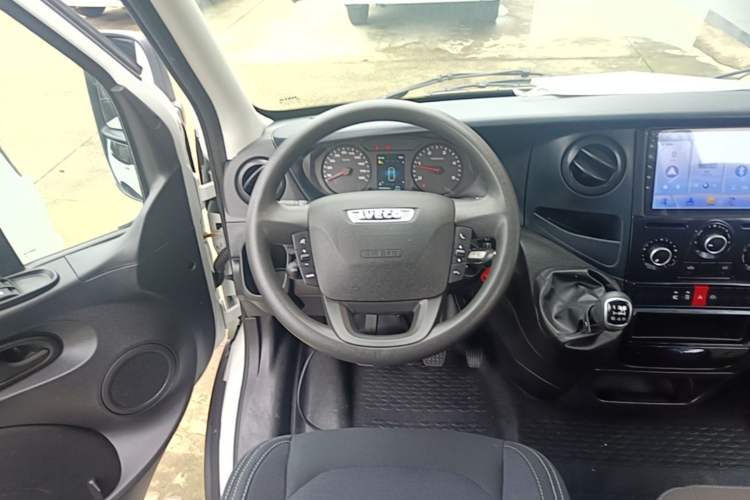 Used Iveco Eurocargo 2021 2.0T Manual Super Rui Long Wheelbase Short Overhang High Roof Side-Sliding Door F1A Steering Wheel