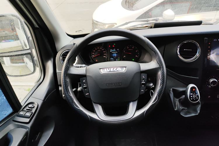 Used Iveco Eurocargo 2021 3.0T Automatic Chao Rui Short Wheelbase Low-Roof Side-Sliding Door F1C Steering Wheel