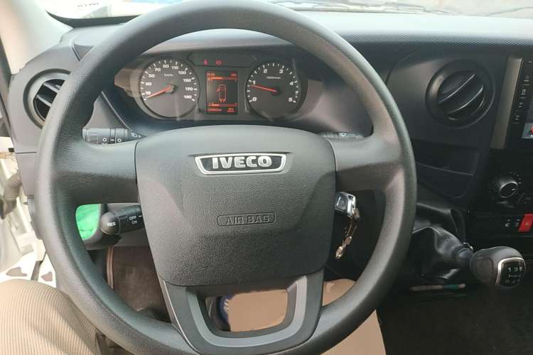Used Iveco Eurocargo 2021 2.0T Manual - Yunrui Short Wheelbase Low-Roof Side-Sliding Door F1A Steering Wheel