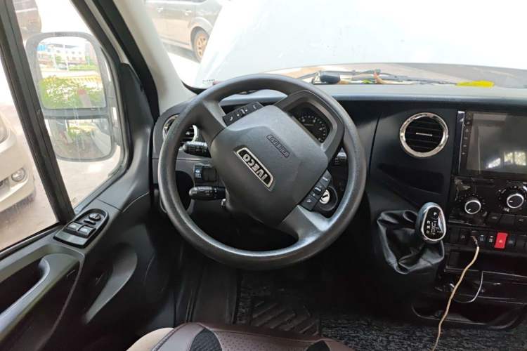 Used Iveco Eurocargo 2021 3.0T Automatic Chao Rui Short Wheelbase Low-Roof Side-Sliding Door F1C Steering Wheel