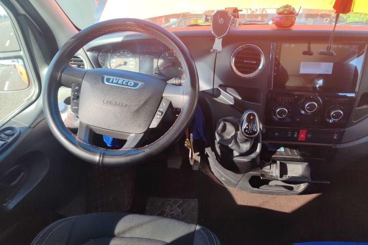 Used Iveco Eurocargo 2021 3.0T Automatic Chao Rui Short Wheelbase Low-Roof Side-Sliding Door F1C Steering Wheel