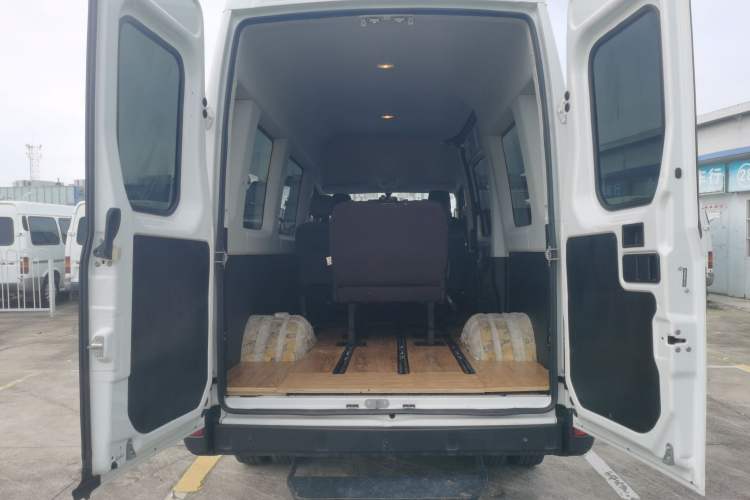 Used Iveco Eurocargo 2021 2.0T Manual Super-Rui Long Wheelbase Short Overhang High Roof Manual Doors F1A Trunk