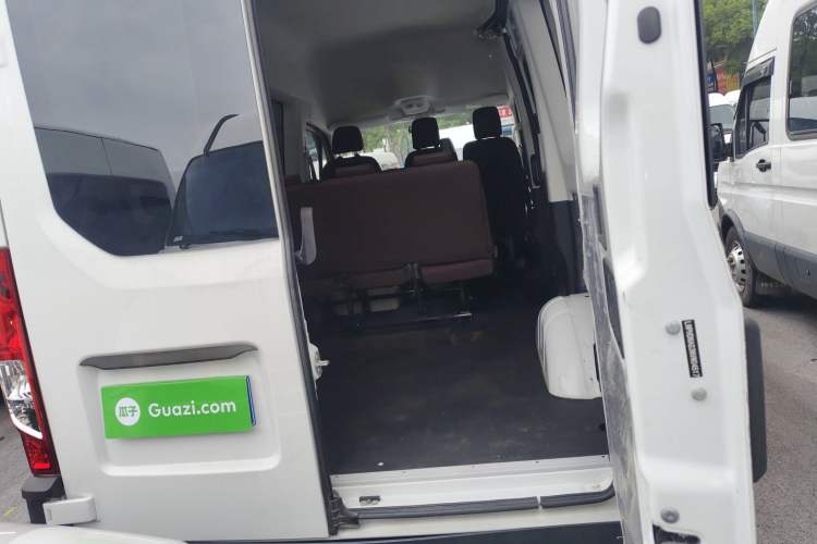 Used Iveco Eurocargo 2021 2.0T Manual Super-Rui Short Wheelbase High-Roof Side-Sliding Door F1A Trunk