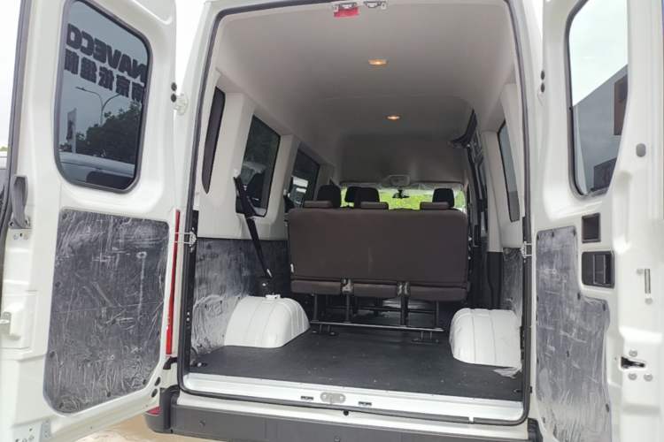 Used Iveco Eurocargo 2021 2.0T Manual Super-Rui Long Wheelbase Short Overhang High Roof Manual Doors F1A Trunk
