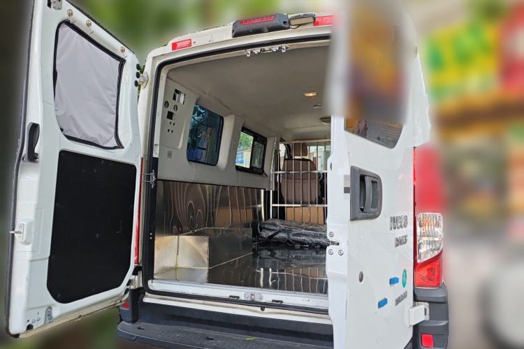 Used Iveco Eurocargo 2021 3.0T Automatic Chao Rui Short Wheelbase Low-Roof Side-Sliding Door F1C Trunk