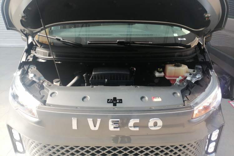 Used Iveco Fidato 2023 C30 Passenger Van 2.0T 93kW Manual Transmission Xingtu Edition Low Roof Engine Bay