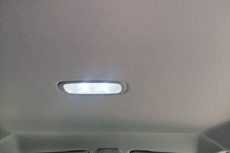 Used Iveco Fidato 2023 C30 Passenger Van 2.0T 93kW Manual Transmission Xingtu Edition Low Roof Headliner