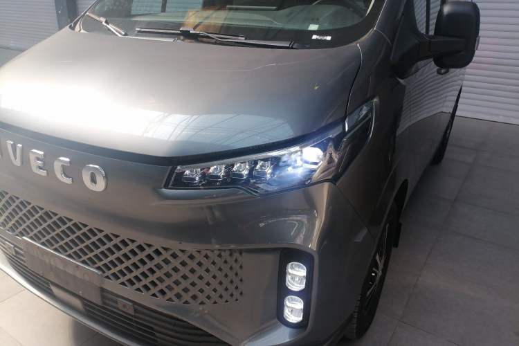 Used Iveco Fidato 2023 C30 Passenger Van 2.0T 93kW Manual Transmission Xingtu Edition Low Roof Left Front Headlight