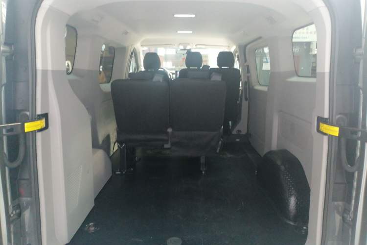 Used Iveco Fidato 2023 C30 Passenger Van 2.0T 93kW Manual Transmission Xingtu Edition Low Roof Trunk