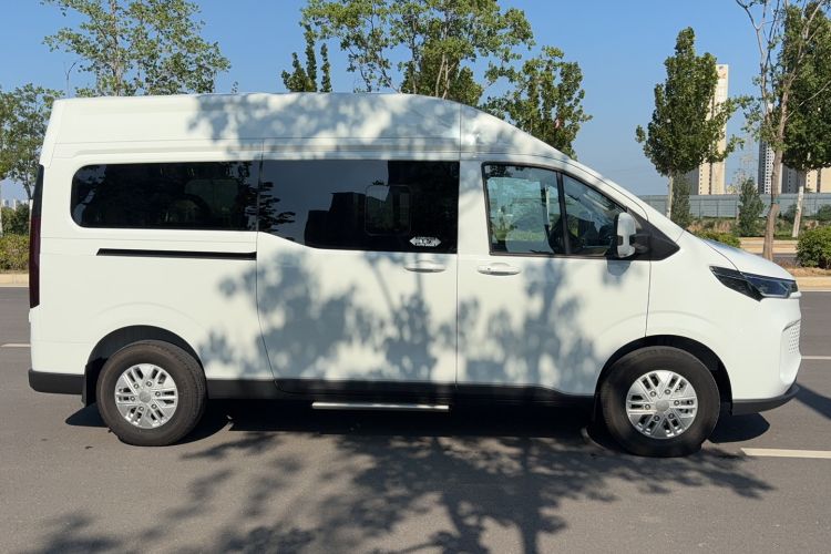 Used Iveco Fidato 2023 B33 Commercial Bus 2.0T 110 kW Manual Transmission Starlight Edition High Roof Exterior 2
