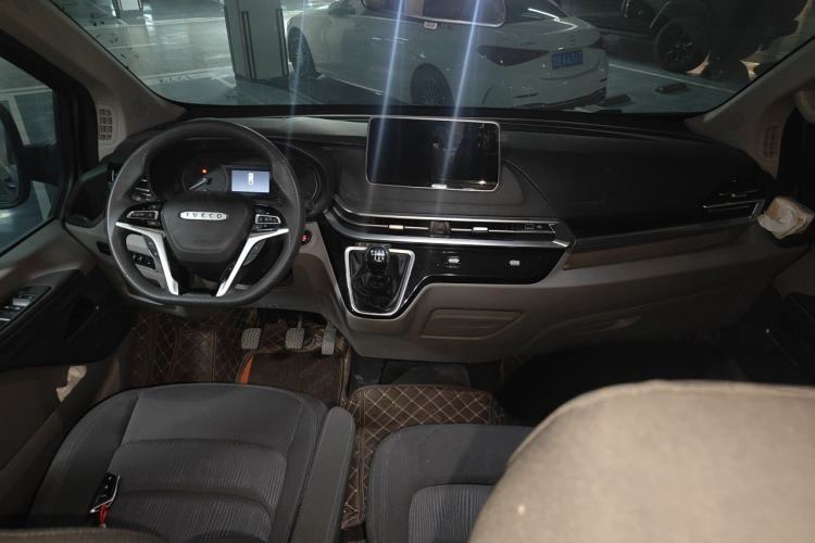 Used Iveco Fidato 2023 C30 Passenger Van 2.0T 93kW Manual Transmission Xingtu Edition Low Roof Center Console