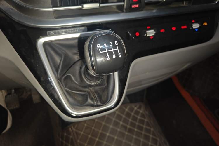 Used Iveco Fidato 2023 C30 Passenger Van 2.0T 93kW Manual Transmission Xingtu Edition Low Roof Gear Lever