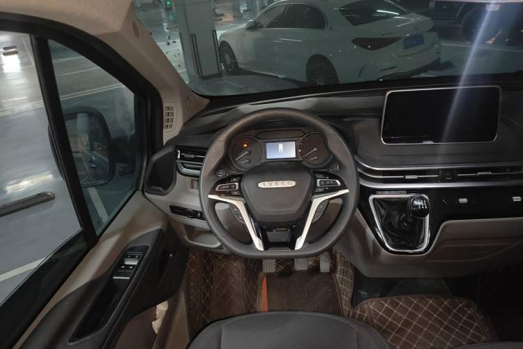 Used Iveco Fidato 2023 C30 Passenger Van 2.0T 93kW Manual Transmission Xingtu Edition Low Roof Steering Wheel