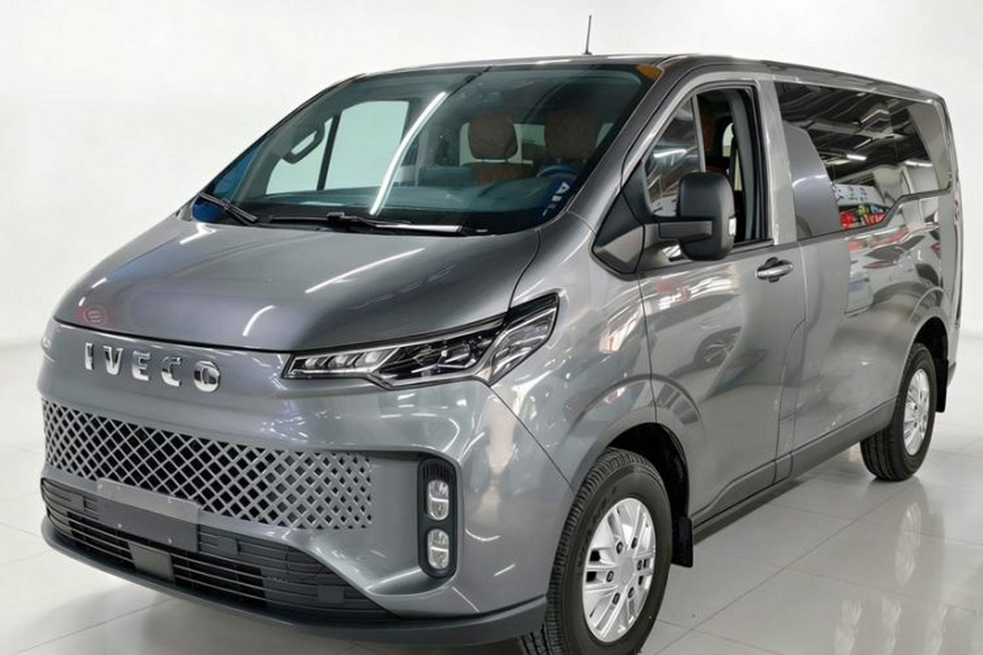 Used Iveco Fidato 2023 C30 Passenger Van 2.0T 110kW Automatic Xingtu Version Low Roof Front Left 45 Deg