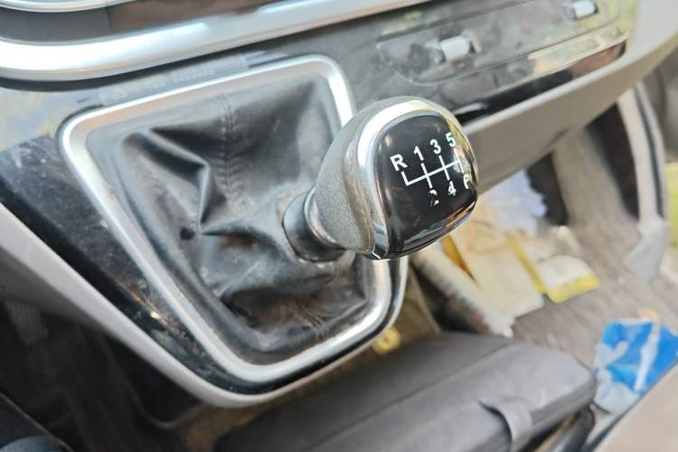 Used Iveco Fidato 2023 C30 Passenger Van 2.0T 93kW Manual Transmission Xingtu Edition Low Roof Gear Lever