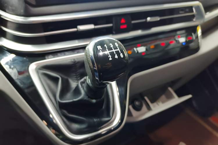 Used Iveco Fidato 2023 C30 Passenger Van 2.0T 93kW Manual Transmission Xingtu Edition Low Roof Gear Lever