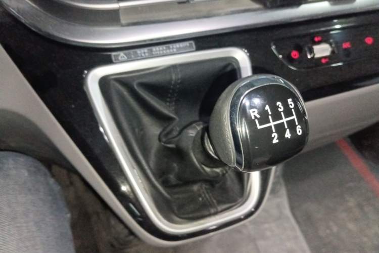 Used Iveco Fidato 2023 C30 Passenger Van 2.0T 93kW Manual Transmission Xingtu Edition Low Roof Gear Lever
