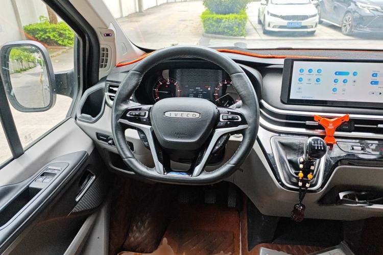 Used Iveco Fidato 2023 C30 Passenger Van 2.0T 93kW Manual Transmission Xingtu Edition Low Roof Steering Wheel