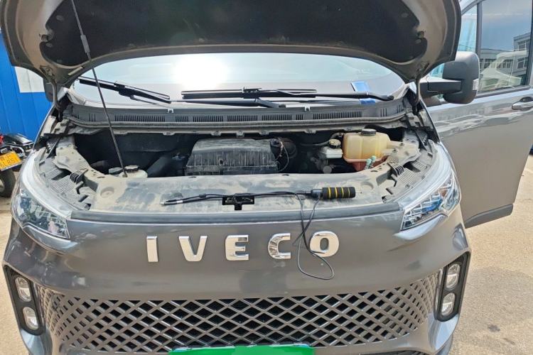 Used Iveco Fidato 2023 C30 Passenger Van 2.0T 93kW Manual Transmission Xingtu Edition Low Roof Engine Bay