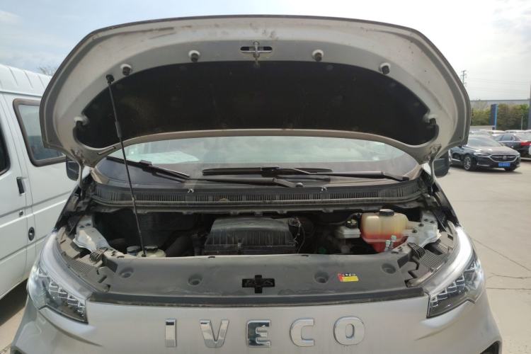 Used Iveco Fidato 2023 C30 Passenger Van 2.0T 93kW Manual Transmission Xingtu Edition Low Roof Engine Bay