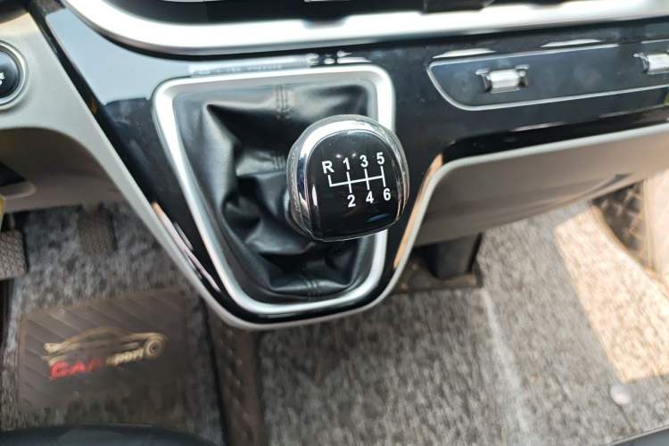 Used Iveco Fidato 2023 C30 Passenger Van 2.0T 93kW Manual Transmission Xingtu Edition Low Roof Gear Lever