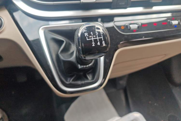 Used Iveco Fidato 2023 B33 Passenger Bus 2.0T 110 kW Manual Transmission Starlight Edition High Roof Gear Lever