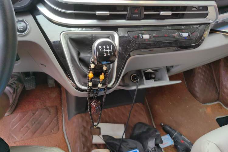 Used Iveco Fidato 2023 C30 Passenger Van 2.0T 93kW Manual Transmission Xingtu Edition Low Roof Gear Lever