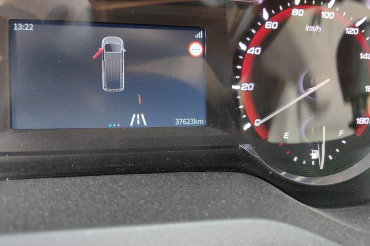 Used Iveco Fidato 2023 C30 Passenger Van 2.0T 93kW Manual Transmission Xingtu Edition Low Roof Odometer Close Up