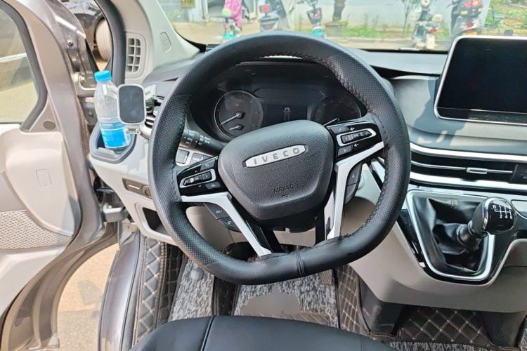 Used Iveco Fidato 2023 C30 Passenger Van 2.0T 93kW Manual Transmission Xingtu Edition Low Roof Steering Wheel