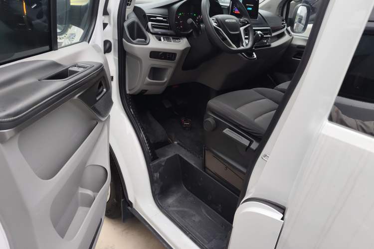 Used Iveco Fidato 2023 C30 Passenger Van 2.0T 93kW Manual Transmission Xingtu Edition Low Roof Driver Seat