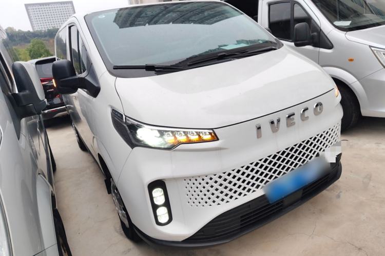 Used Iveco Fidato 2023 C30 Passenger Van 2.0T 93kW Manual Transmission Xingtu Edition Low Roof Front Right 45 Deg