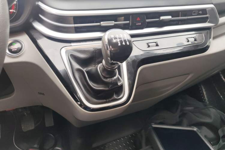 Used Iveco Fidato 2023 C30 Passenger Van 2.0T 93kW Manual Transmission Xingtu Edition Low Roof Gear Lever