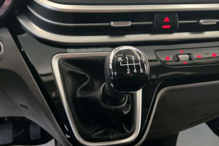 Used Iveco Fidato 2023 C30 Passenger Van 2.0T 93kW Manual Transmission Xingtu Edition Low Roof Gear Lever