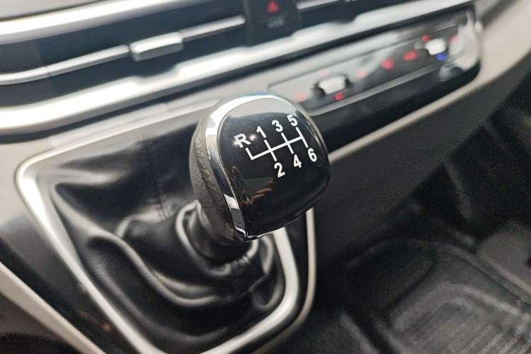 Used Iveco Fidato 2023 C30 Passenger Van 2.0T 93kW Manual Transmission Xingtu Edition Low Roof Gear Lever
