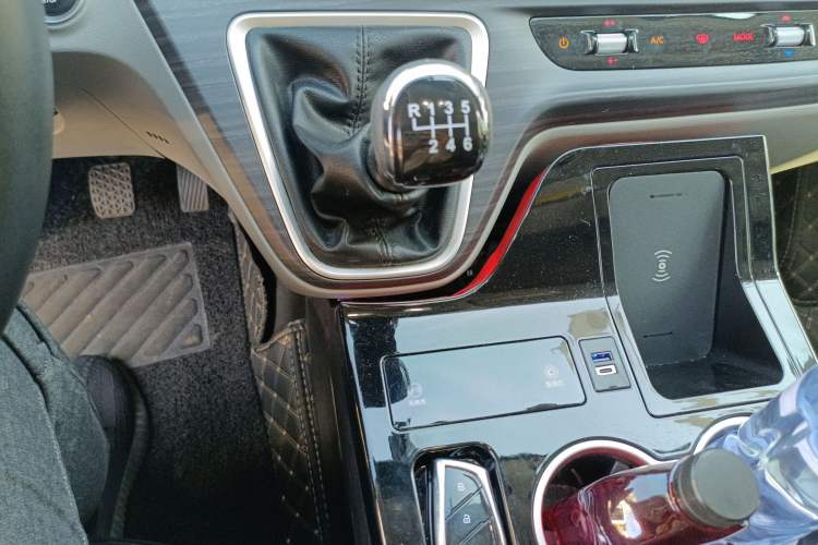 Used Iveco Fidato 2023 C33 Passenger Van 2.0T 93 kW Manual Transmission Xingtu Edition High Roof Gear Lever