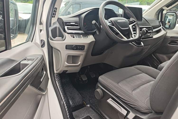 Used Iveco Fidato 2023 C30 Passenger Van 2.0T 93kW Manual Transmission Xingtu Edition Low Roof Interior 2