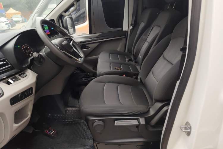 Used Iveco Fidato 2023 C30 Passenger Van 2.0T 93kW Manual Transmission Xingtu Edition Low Roof Left Front Seat