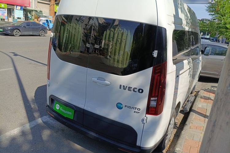 Used Iveco Fidato 2023 C33 Passenger Van 2.0T 93 kW Manual Transmission Xingtu Edition High Roof Rear Right 45 Deg