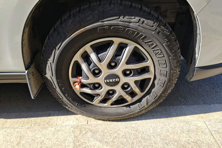 Used Iveco Fidato 2023 C30 Passenger Van 2.0T 110kW Automatic Xingtu Version Low Roof Right Front Wheel Hub