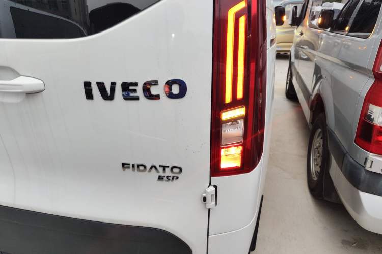 Used Iveco Fidato 2023 C30 Passenger Van 2.0T 93kW Manual Transmission Xingtu Edition Low Roof Right Rear Taillight