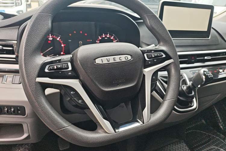 Used Iveco Fidato 2023 C30 Passenger Van 2.0T 93kW Manual Transmission Xingtu Edition Low Roof Steering Wheel