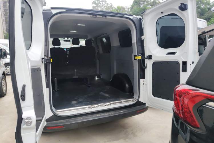 Used Iveco Fidato 2023 C30 Passenger Van 2.0T 93kW Manual Transmission Xingtu Edition Low Roof Trunk