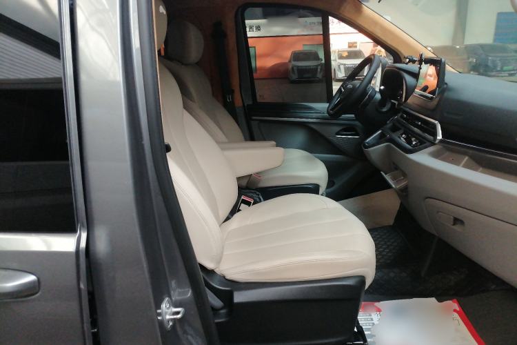 Used Iveco Fidato 2025 B30 Passenger Bus 2.0T 110 kW Automatic – Starlight Edition Right Front Seat