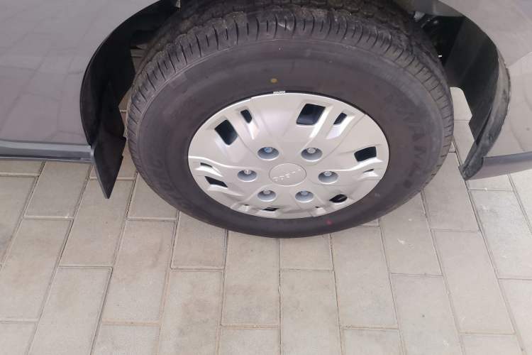 Used Iveco Fidato 2025 C30 Passenger Van 2.0T 110 kW Automatic – Xingtu Edition Right Front Wheel Hub